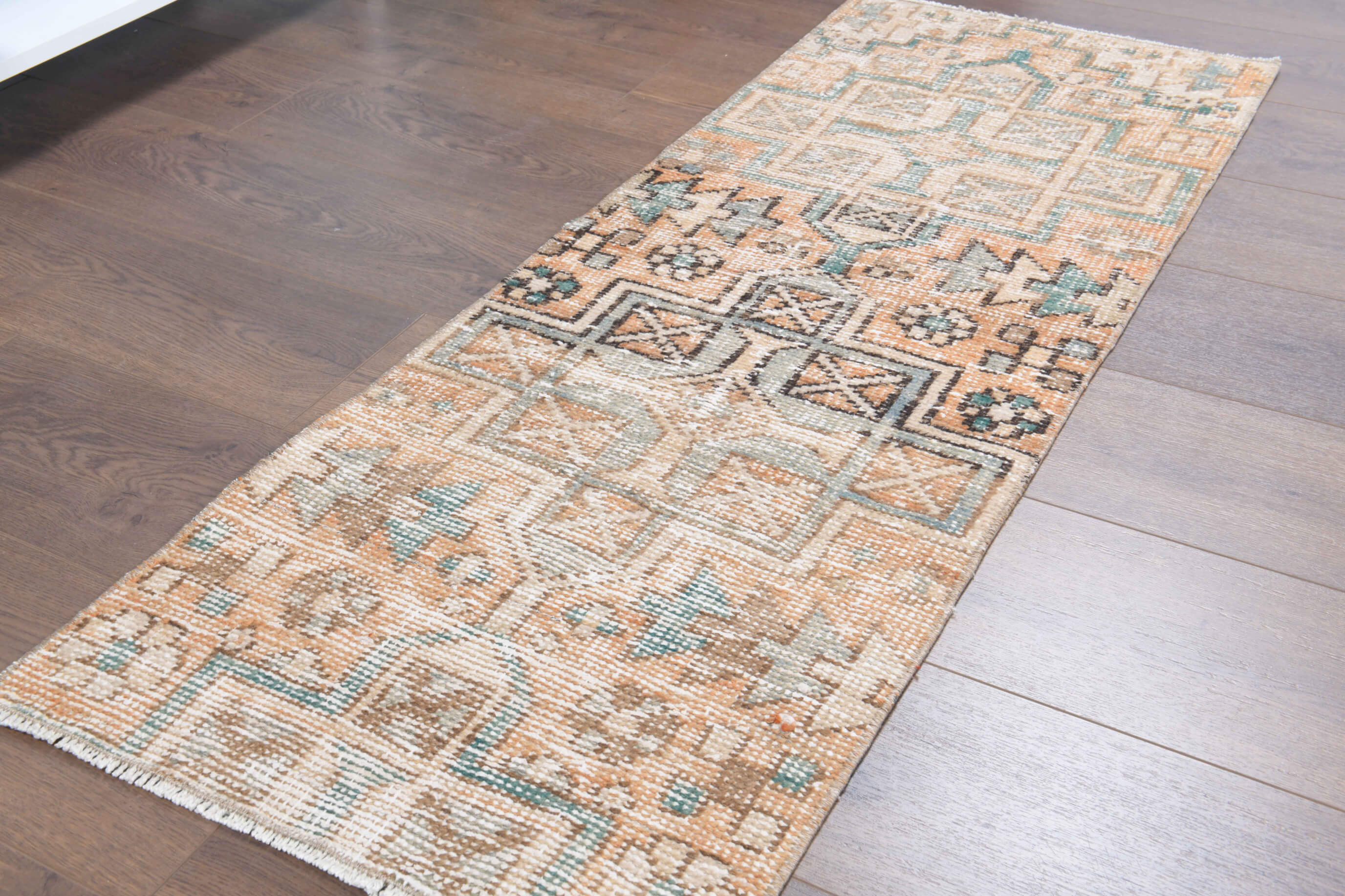 https://www.rugser.com/2x4-vintage-small-rug-6731-bathroom-105757-67-B.jpg