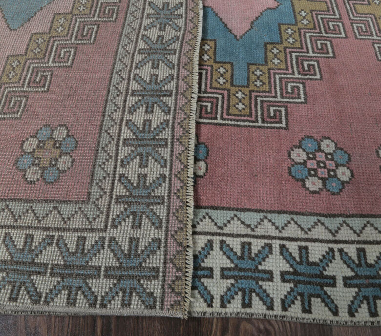 Akvota - Folk Vintage Turkish Rug
