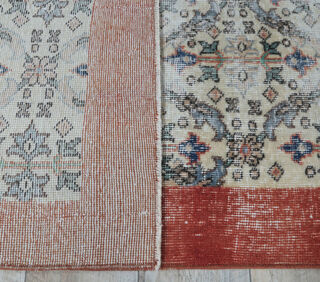 Albani - Turkish Vintage Bordered Rug - Thumbnail