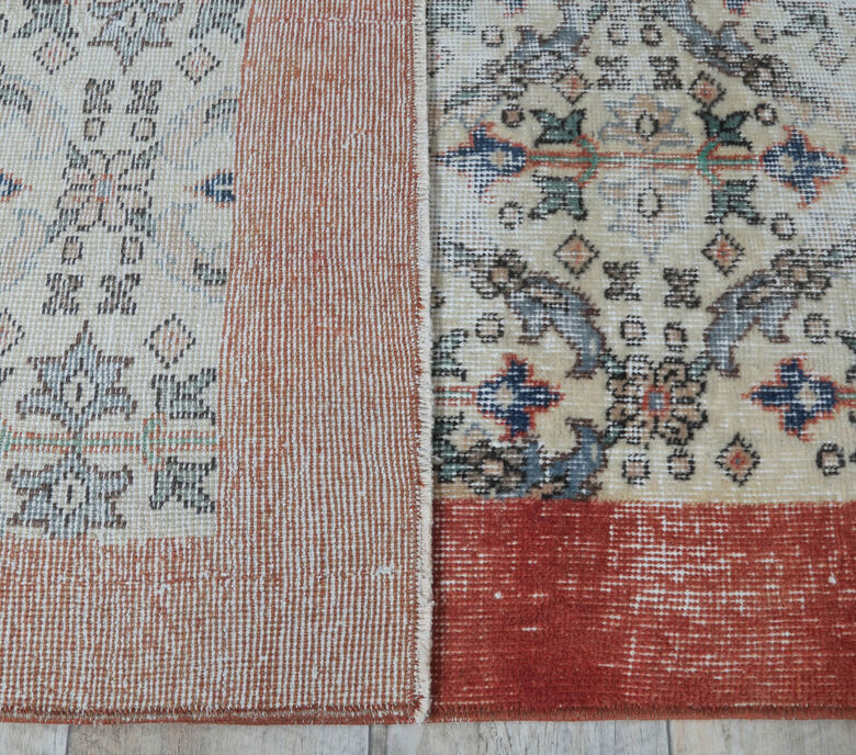 Albani - Turkish Vintage Bordered Rug