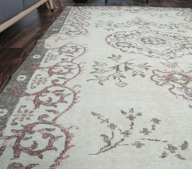 Averie - Neutral Floral Rug