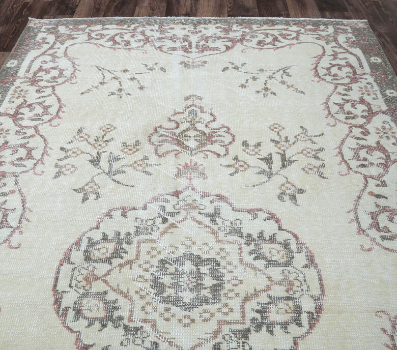 Averie - Neutral Floral Rug