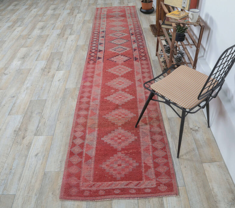 Bukuk - Red & Pink Diamond Vintage Runner