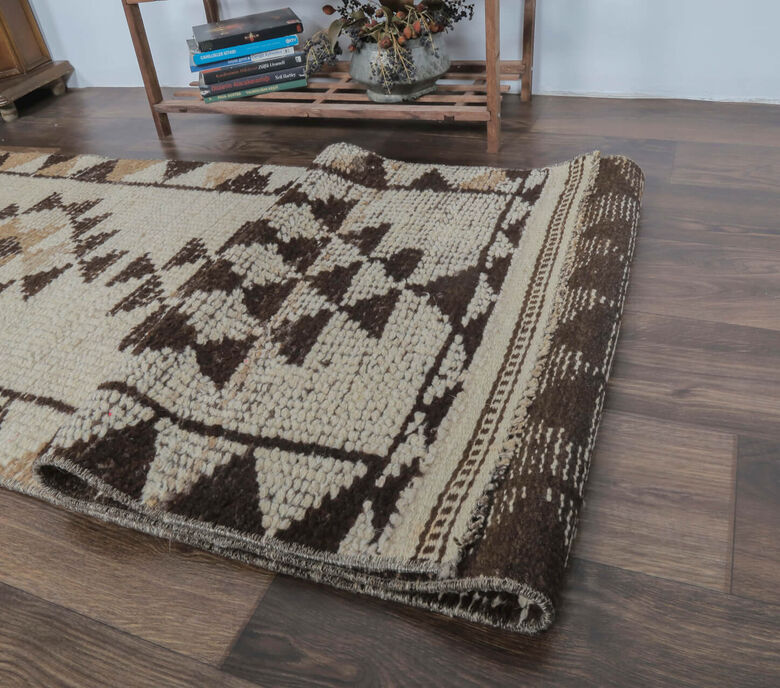 Cagil - Triangular Geometric Oushak Runner Rug