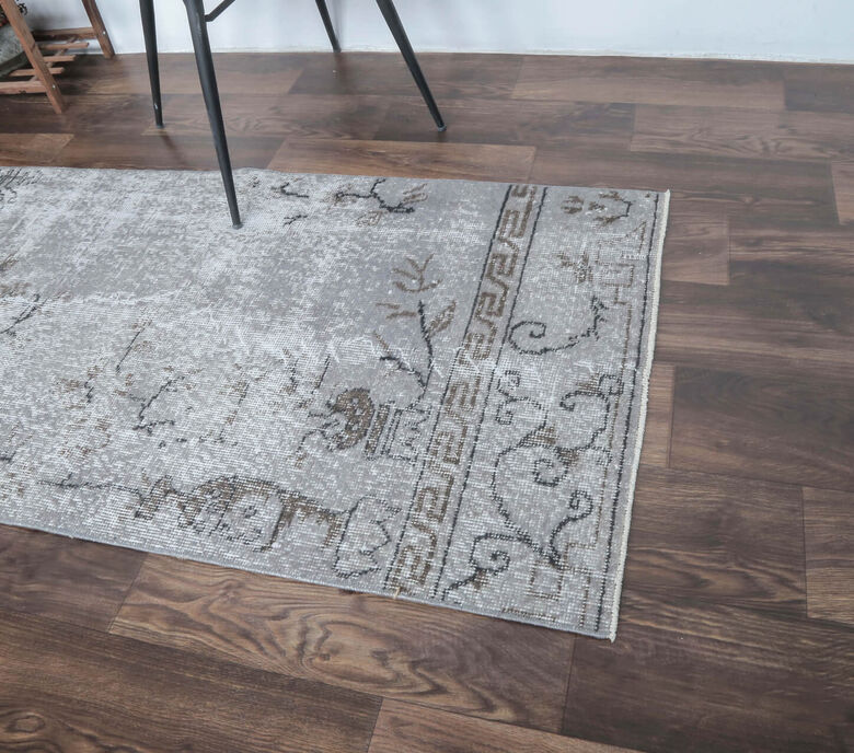 Eren - Gray Floral Vintage Runner