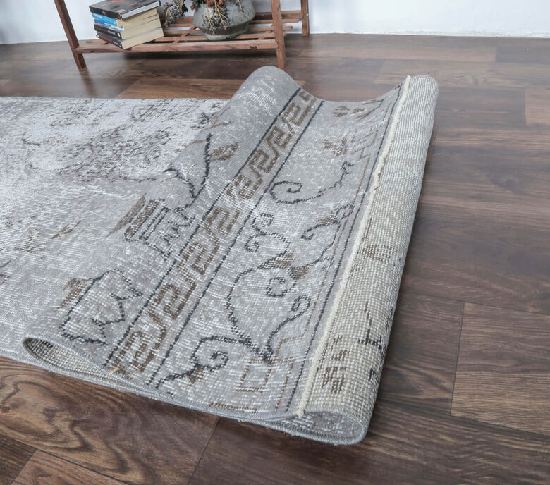 Eren - Gray Floral Vintage Runner