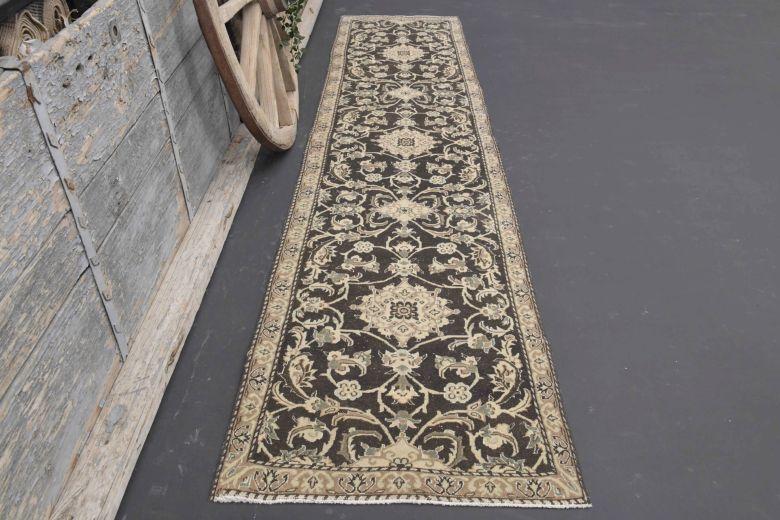 Black & Beige Vintage Runner