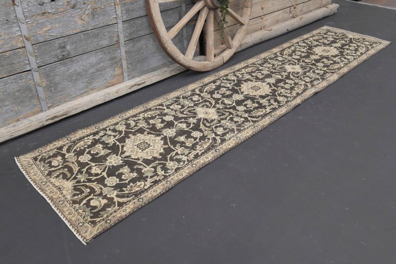 Black & Beige Vintage Runner