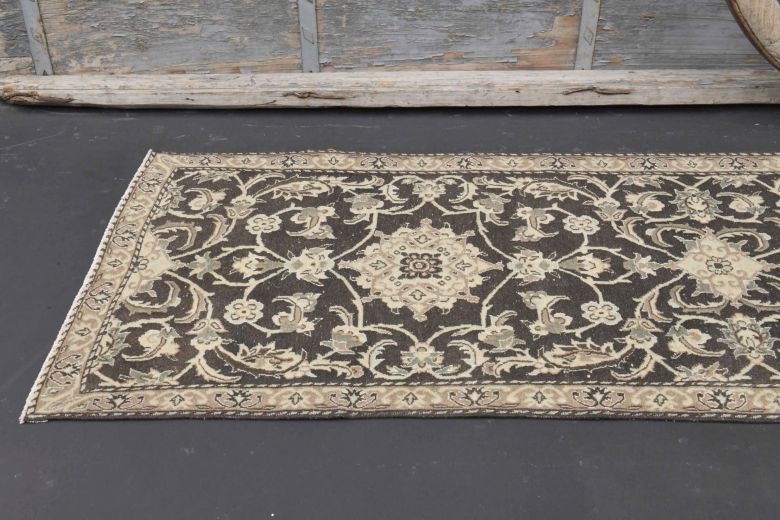 Black & Beige Vintage Runner