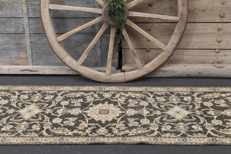 Black & Beige Vintage Runner