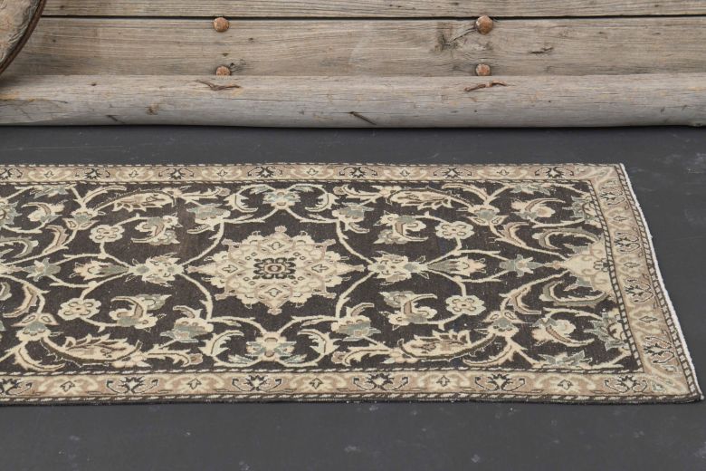 Black & Beige Vintage Runner