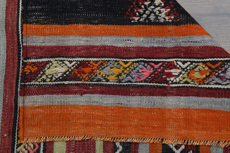 Traditional Handmade Vintage Rug