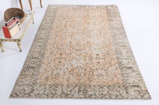 Vintage Floral Area Rug - Thumbnail