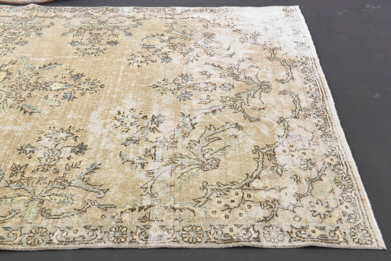 Turkish Vintage Anatolian Oriental Rug