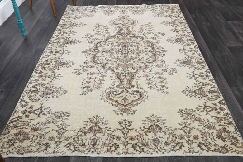 Vintage Turkish Oriental Area Anatolian Rug