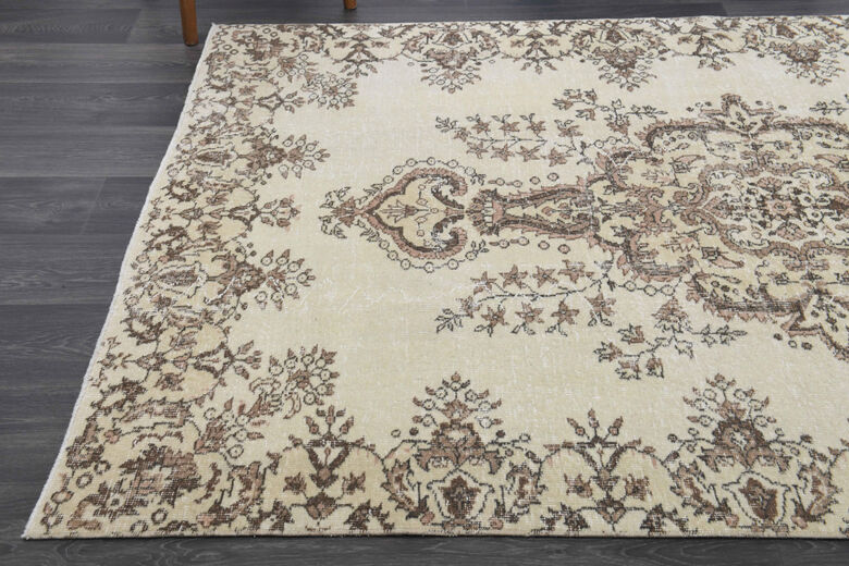 Vintage Turkish Oriental Area Anatolian Rug