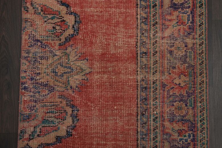 Red Purple Vintage Runner