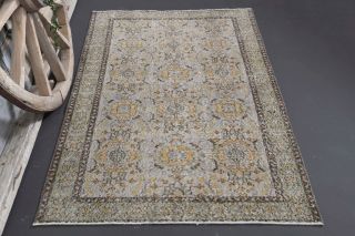 Vintage Floral Area Rug - Thumbnail