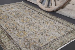 Vintage Floral Area Rug - Thumbnail