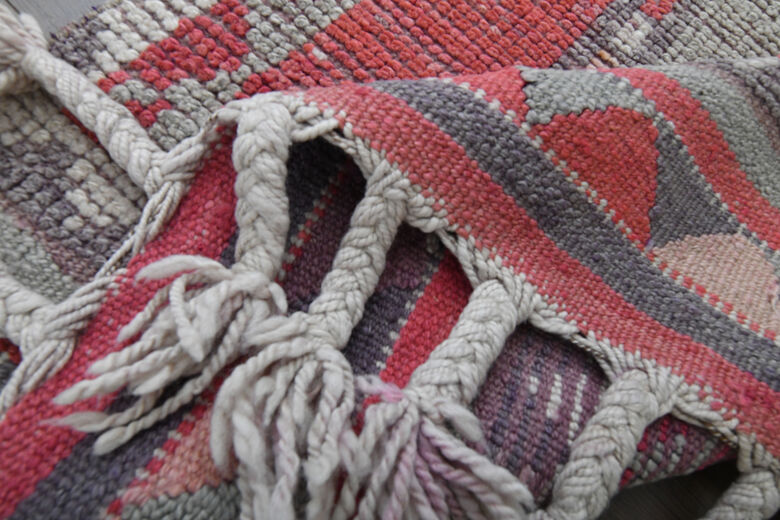Tasseled Pink Runner